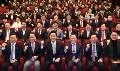 지난달 12일 국회 도서관에서 마련된 ‘87체제 극복을 위한 지방분권 개헌 토론회’에 참석한 여권 인사들. 연합뉴스
