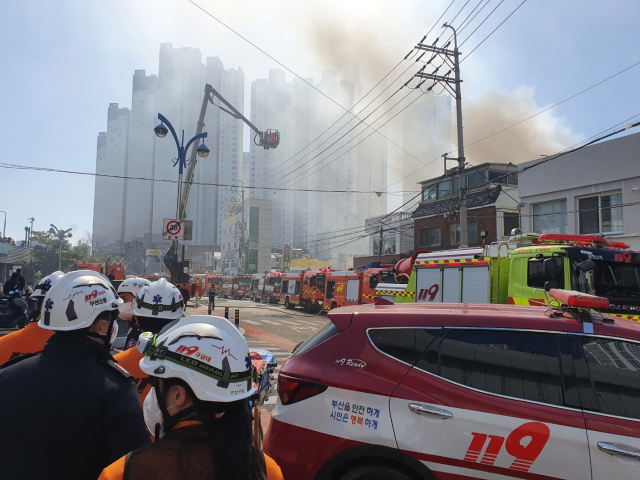 14일 낮 12시 56분께 부산 금정구 장전동 한 마트에서 불이 났다. 부산소방재난본부 제공