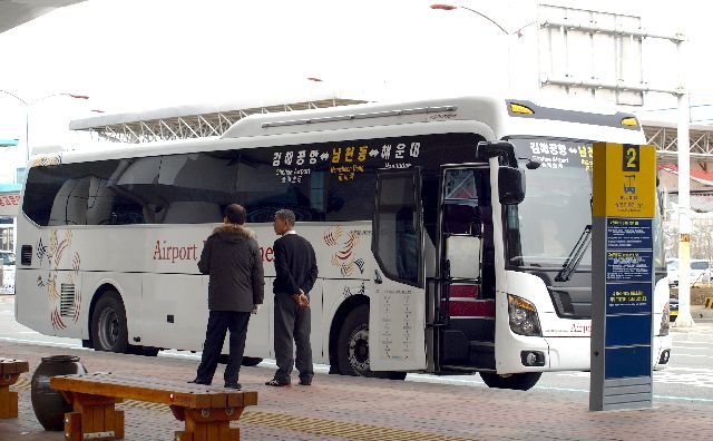 부산 강서구 김해공항에 정차 중인 공항리무진버스. 부산일보DB