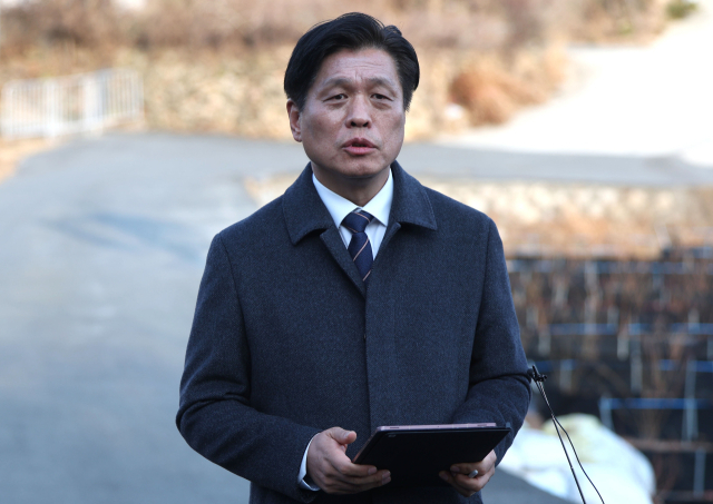 더불어민주당 조승래 수석대변인이 1월 30일 오후 경남 양산시 하북면 평산마을에서 이재명 대표의 문재인 전 대통령 예방 결과를 브리핑하고 있다. 연합뉴스