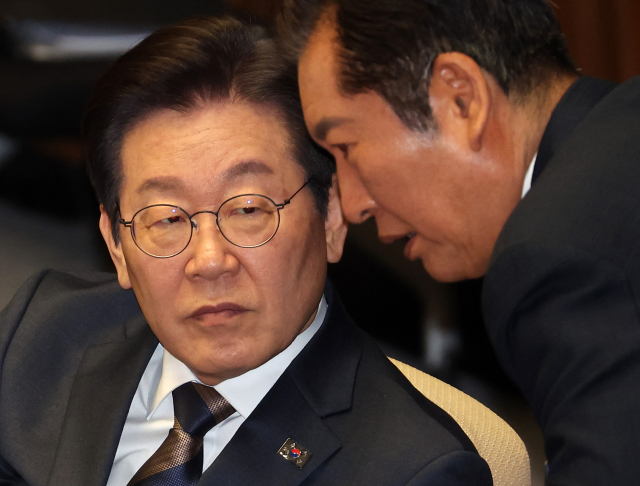 더불어민주당 이재명 대표가 지난 13일 국회 본회의에서 정청래 의원과 대화하고 있다. 연합뉴스