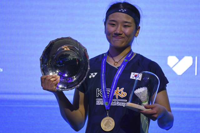 17일(한국 시간) 영국 버밍엄에서 열린 전영오픈 배드민턴선수권대회 여자 단식 결승전에서 안세영이 중국의 왕즈이를 꺾고 우승한 뒤 시상대에서 포즈를 취하고 있다. AP연합뉴스