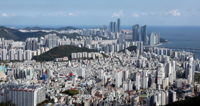 부동산 매매 시장에서 중대형 평형 선호 현상이 강해지면서 분양시장에서도 중대형 평형을 주력으로 대단지를 형성하는 신축 아파트에 대한 기대감이 커진다. 부산 금련산 전망대에서 바라본 수영구와 해운대구 일대. 정종회 기자 jjh@