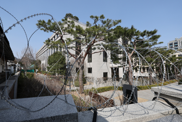 윤석열 대통령 탄핵 심판 선고를 앞둔 14일 서울 종로구 헌법재판소 담장에 철조망이 설치돼있다. 연합뉴스