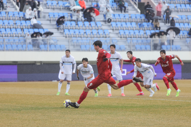 지난 16일 부산 구덕운동장에서 열린 하나은행 K리그2 2025 부산 아이파크와 천안시티FC의 경기에서 곤잘로가 페널티킥을 차고 있다. 부산 아이파크 제공