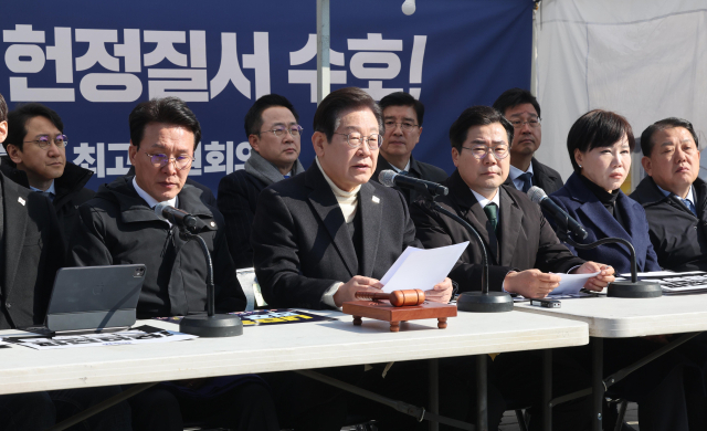 더불어민주당 이재명 대표가 19일 서울 종로구 경복궁역 부근 광화문 민주당 천막농성장에서 열린 현장 최고위원회의에서 발언하고 있다. 연합뉴스