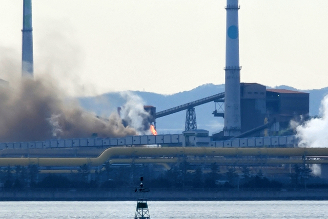 지난 2월 25일 오전 9시 45분께 경북 포항시 남구 포스코 포항제철소 2코크스공장에서 불꽃과 함께 검은 연기가 나고 있다. 연합뉴스