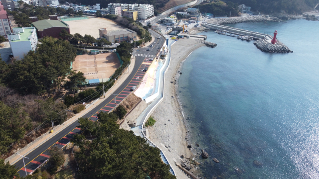 부산 영도구에서 도로가에 보행로가 새롭게 신설되는 동삼동 중리노을전망대 일대 전경. 영도구청 제공