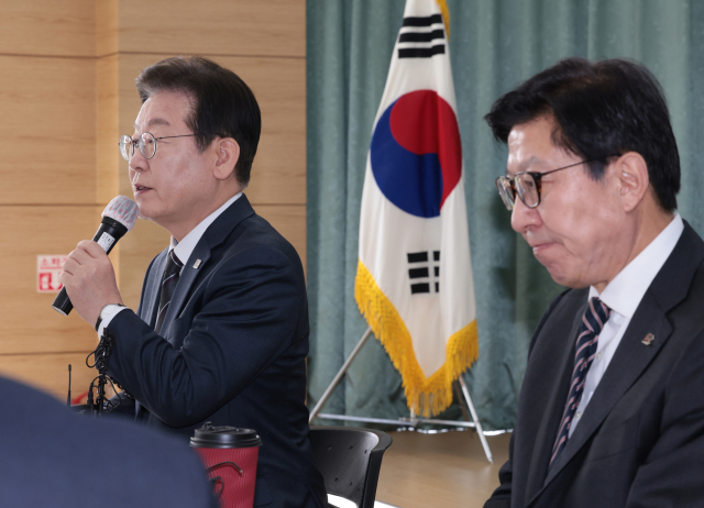 더불어민주당 이재명 대표가 지난 6일 부산 강서구 부산항만공사 부산신항지사 부산항 홍보관에서 박형준 부산시장을 만나 발언을 하고 있다. 이 대표는 이 자리에서 KDB산업은행 부산 이전 등에 침묵하면서 ‘빈손 회동’ 논란에 휩싸였다. 정대현 기자 jhyun@