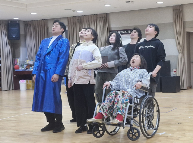 부산시립극단의 단원들이 제79회 정기공연 '오롯이 빛나는' 연습을 하고 있다. 김희돈 기자