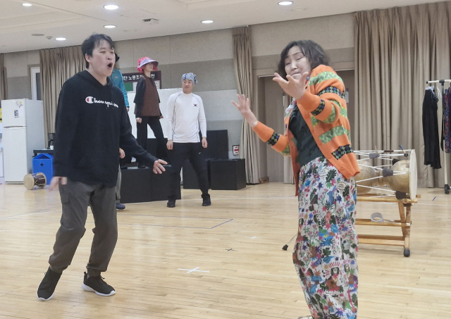 부산시립극단 제79회 정기공연 '오롯이 빛나는'에 출연하는 이현주(오른쪽) 배우가 동료 채민수(왼쪽) 배우와 연습에 열중하고 있다. 김희돈 기자