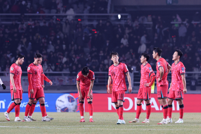 20일 경기도 고양종합운동장에서 열린 2026 북중미 월드컵 아시아 3차 예선 B조 7차전 한국과 오만의 경기에서 한국 선수들이 1대1 무승부로 경기를 끝낸 뒤 아쉬워하고 있다. 연합뉴스