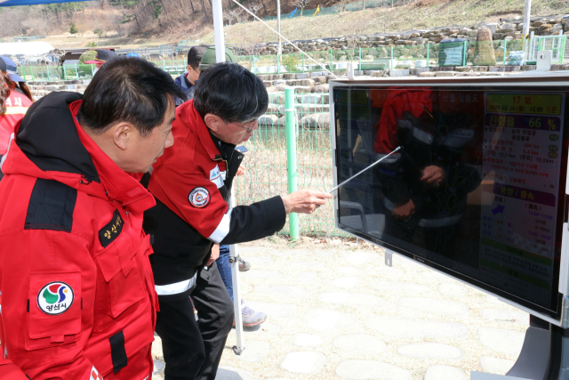 나동연 양산시장이 24일 울주군 온양읍에 마련된 울산시 산림재난본부 찾아 산불 확산 상황을 파악하고 있다. 양산시 제공