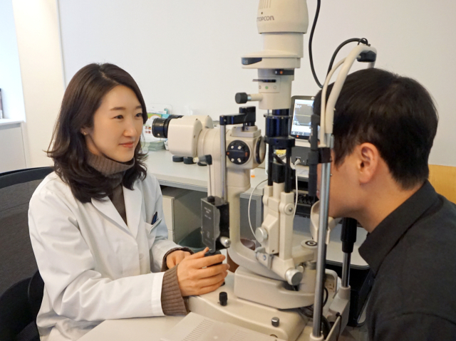 한번 손상된 시신경은 다시 되살릴 수 없는 만큼 정기적으로 눈 종합검진을 받을 필요성이 있다. 부산성모안과병원 류진영 부원장이 진료보는 모습. 성모안과병원 제공