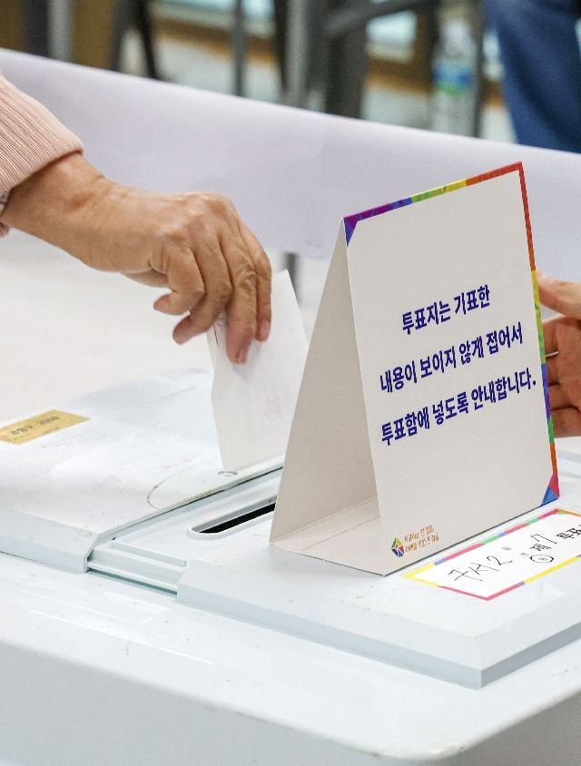 부산 금정구청장 보궐선거 투표일인 지난해 10월 16일 오전 금정구 롯데캐슬아파트 2단지 경로당에 설치된 구서2동 제7투표소에서 유권자들이 소중한 한표를 행사하고 있다. 부산일보DB