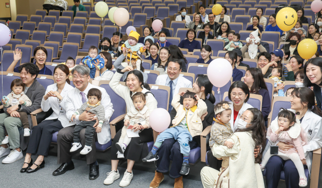 25일 부산 인제대학교 해운대백병원 대강당에서 열린 해운대백병원 고위험 산모·신생아 통합치료센터 개소 1주년 기념식에서 김성수 병원장과 참가자들이 기념촬영을 하고 있다. 김종진 기자 kjj1761@