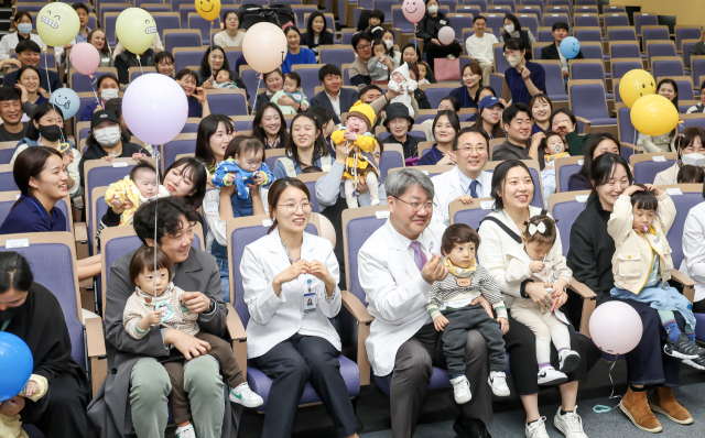 25일 부산 인제대학교 해운대백병원 대강당에서 열린 해운대백병원 고위험 산모·신생아 통합치료센터 개소 1주년 기념식에서 김성수 병원장과 참가자들이 기념촬영을 하고 있다. 김종진 기자 kjj1761@