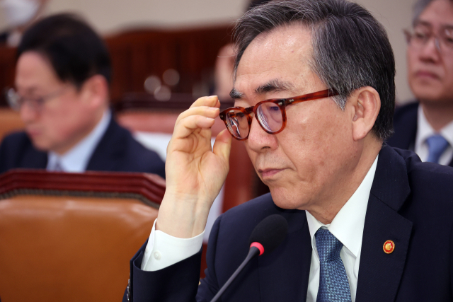 24일 서울 여의도 국회에서 미국 에너지부가 한국을 민감국가로 지정한 문제와 관련 현안질의 등을 위해 열린 외교통일위원회 전체회의에서 조태열 외교부 장관이 안경을 쓰고 있다. 연합뉴스