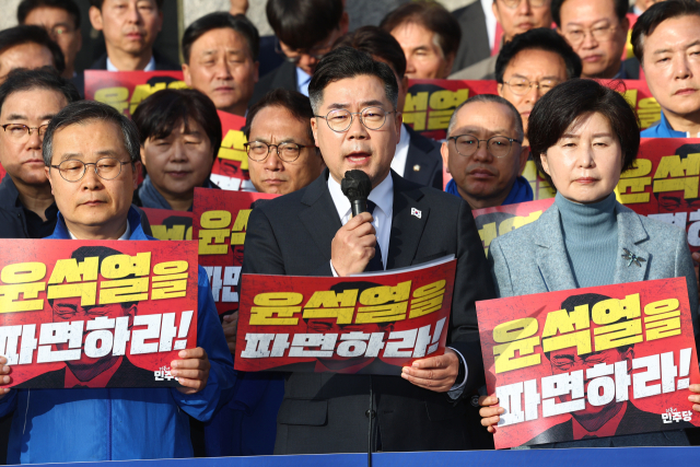 더불어민주당 박찬대 원내대표가 26일 서울 종로구 헌법재판소 앞에서 열린 윤석열 대통령 신속파면 촉구 기자회견에서 발언하고 있다. 연합뉴스