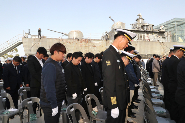 26일 경기도 평택시 해군 제2함대 사령부에서 열린 '제15주기 천안함 46용사 추모식'에서 참석자들이 묵념하고 있다. 연합뉴스