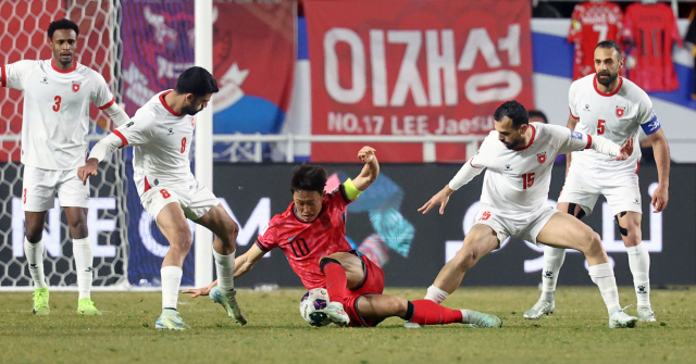 25일 수원월드컵경기장에서 열린 2026 북중미 월드컵 아시아 3차 예선 B조 8차전 대한민국과 요르단의 경기에서 이재성이 요르단 수비수들과 공을 다투고 있다. 연합뉴스