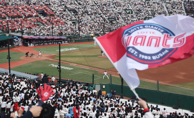 지난 3월 부산 사직야구장에서 열린 프로야구 롯데자이언츠와 KT 위즈 경기에서 관중석을 가득 메운 시민들이 열띤 응원을 하고 있다. 이재찬 기자 chan@