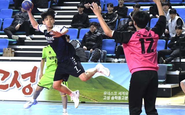 인천효성중 이성훈이 지난 28일 경남 고성군에서 열린 2025 대한핸드볼협회장배 전국중고선수권대회 남중부 결승에서 슛을 던지고 있다. 대한핸드볼협회 제공