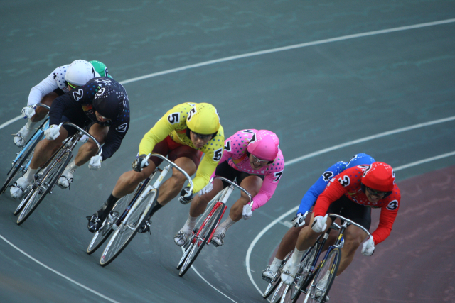부산 금정구 스포원파크 경륜장에서 진행된 경륜 경기 장면. 부산시설공단 제공