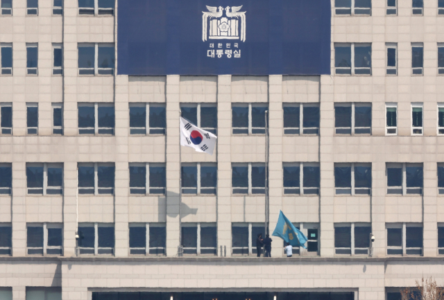 헌법재판소가 윤석열 대통령 파면을 선고한 4일 서울 용산구 대통령실에서 관계자들이 봉황기를 내리고 있다. 연합뉴스