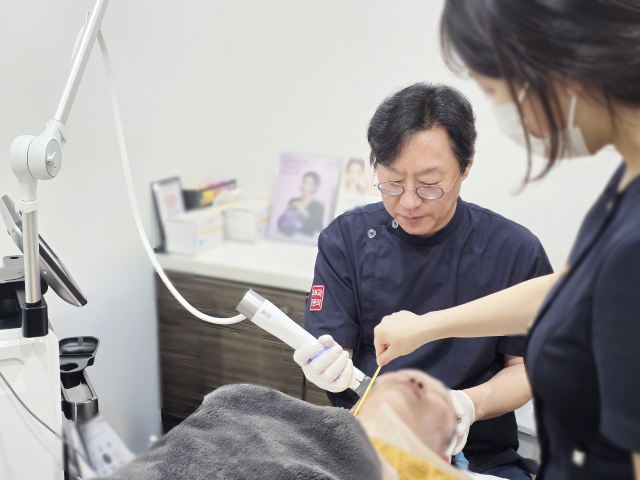 환절기에는 피부 보습 관리가 더욱 중요하다. 고운세상김양제장봉석피부과 장봉석 원장이 세르프를 시술하고 있다. 고운세상김양제장봉석피부과 제공
