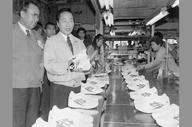 1994년 당시 김영삼 대통령이 부산지역 한 신발 제조업체를 방문해 제조라인을 둘러보는 모습. 이 때에도 부산은 법인세 5배 중과 등으로 인해 벌써 20년이 넘도록 기업 이탈이 심화한 상태였다. 부산일보DB