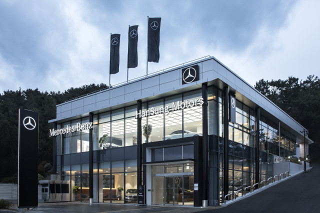 지난해 부울경 수입차 딜러 대부분이 판매부진으로 인한 실적 감소를 보였다. BMW의 부산 동성모터스 중앙전시장(위)과 메르세데스-벤츠의 한성모터스 부산 북구전시장. BMW코리아·벤츠코리아 제공