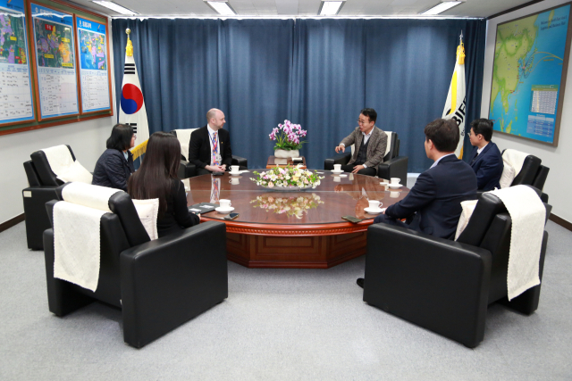 주한유럽상공회의소 앤드류 밀라드 지부장이 부산진해경제자유구역청에 14일 방문해 기업 투자, 수출 협력 등을 논의했다. 부산진해경자청 제공