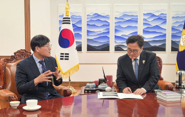 지난 11일 국회를 방문한 변광용 거제시장(왼쪽)이 우원식 국회의장을 만나 국가정원 조성 당위성과 추진 의지, 시민 염원 등을 전달하고 적극적인 지원을 요청했다. 부산일보DB