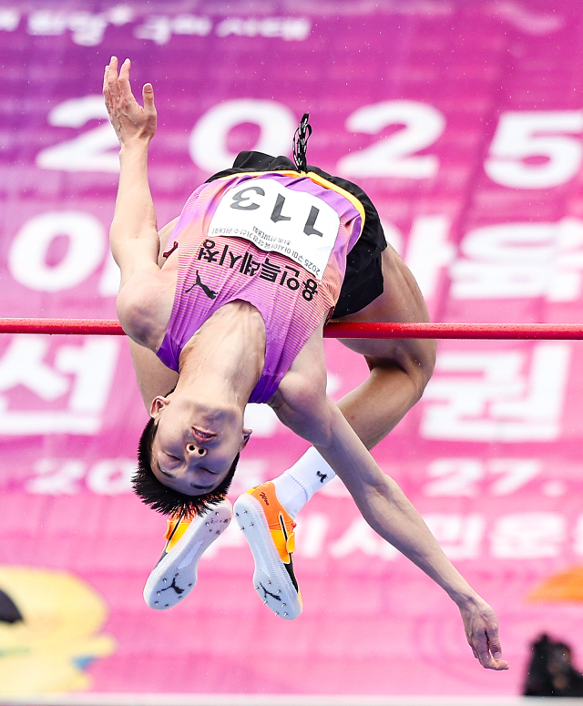 우상혁이 22일 2025 구미 아시아육상경기선수권대회 최종 선발전 남자 높이뛰기에서 2m30을 넘고 있다. 연합뉴스