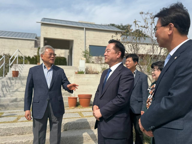 문재인 전 대통령이 경남 양산시 평산마을을 찾은 김두관 전 의원과 대화하고 있다. 연합뉴스
