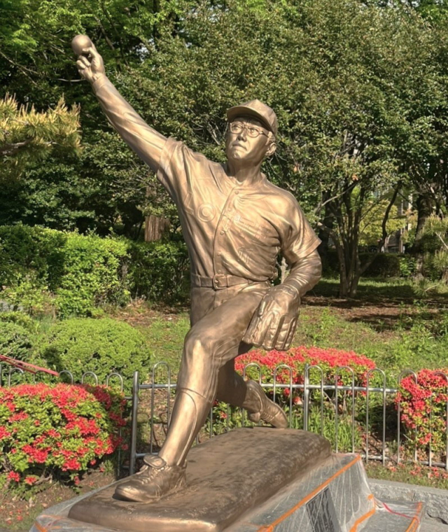 새 옷을 갈아입은 최동원 동상 23일 모습. 최동원기념사업회 제공