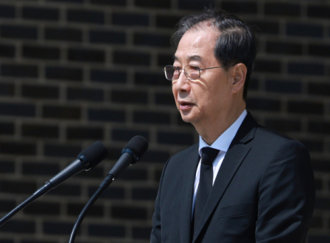 한덕수 대통령 권한대행 국무총리가 25일 국립대전현충원에서 열린 '2회 순직의무군경의 날 기념식'에서 기념사를 하고 있다. 연합뉴스