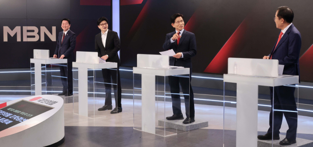 26일 서울 중구 매경미디어센터에서 열린 국민의힘 대통령 선거 제2차 경선 후보자 토론회에서 경선 후보들이 토론에 앞서 대화를 하고 있다. 왼쪽부터 안철수, 한동훈, 김문수, 홍준표 경선 후보. 연합뉴스