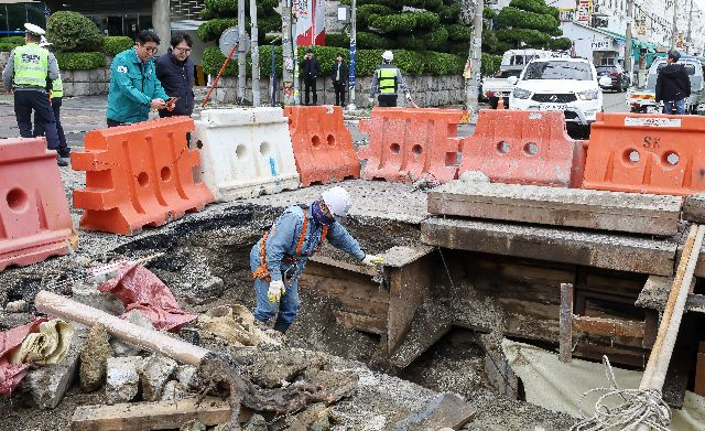 지난해 4월 14일 오전 부산 사상구 감전동 새벽시장 맞은편 도로에서 지름 3m, 깊이 2m 싱크홀이 발생했다. 부산일보DB