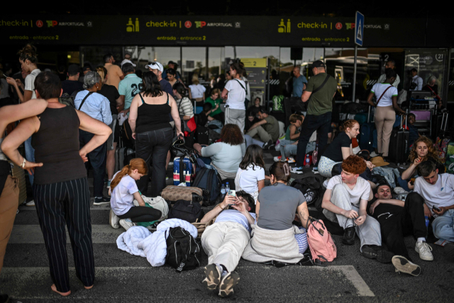 이날 정전으로 폐쇄된 포르투갈 리스본 움베르토 델가도 국제 공항 밖에서 대기하는 승객들. AFP연합뉴스