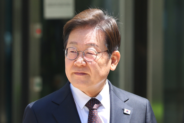 더불어민주당 이재명 대선 후보가 4월 29일 서울 서초구 서울중앙지방법원에서 열린 '대장동 배임·성남FC 뇌물' 1심 속행 공판이 끝난 뒤 법원을 나서고 있다. 연합뉴스
