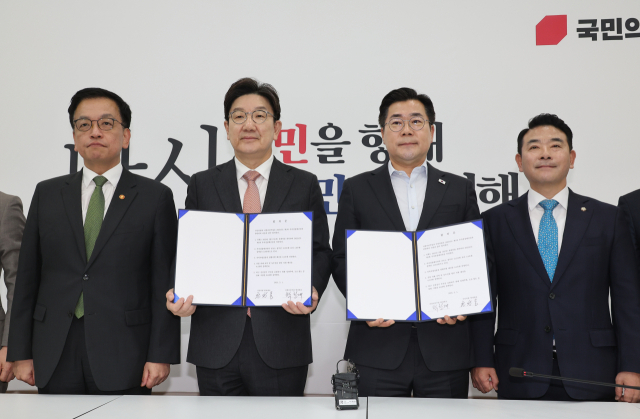 1일 서울 여의도 국회에서 더불어민주당 박찬대 당대표 직무대행 겸 원내대표와 국민의힘 권성동 원내대표가 추경안 합의문에 서명한 뒤 기념촬영하고 있다. 왼쪽부터 최상목 부총리 겸 기획재정부 장관, 권 원내대표, 박 원내대표, 박정 국회 예산결산특별위원회 위원장. 연합뉴스