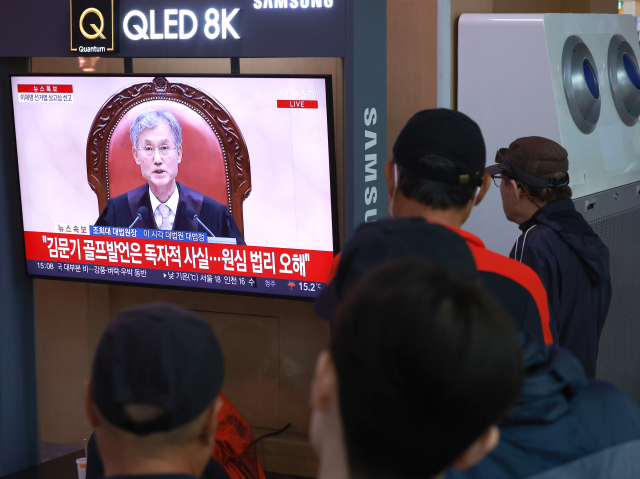 1일 서울역에서 시민들이 더불어민주당 이재명 대선 후보 공직선거법 사건에 대한 대법원 판결 생중계를 보고 있다. 연합뉴스