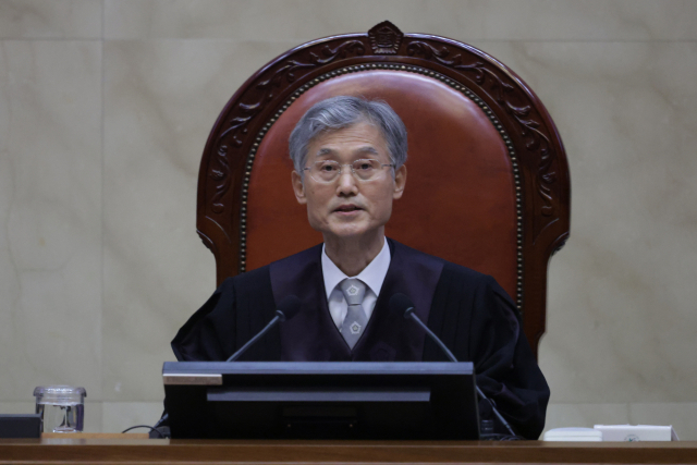 조희대 대법원장이 1일 더불어민주당 이재명 대선 후보의 공직선거법 사건 전원합의체 선고를 위해 서울 서초구 대법원 대법정에서 장내 정돈을 선언하고 있다. 연합뉴스