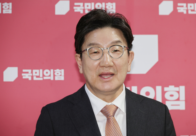 국민의힘 권성동 원내대표가 1일 서울 여의도 국회에서 더불어민주당 이재명 대선후보의 공직선거법 위반 혐의 사건에 관한 대법원 상고심 선고 후 브리핑하고 있다. 연합뉴스