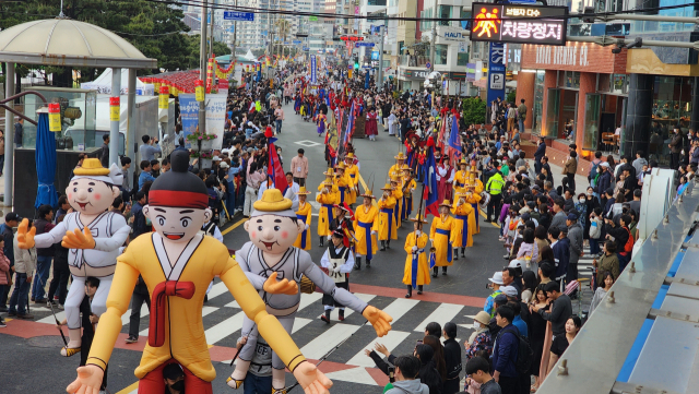 광안리 어방축제에서 조선시대 수군들이 행렬을 하는 모습. 수영구청 제공