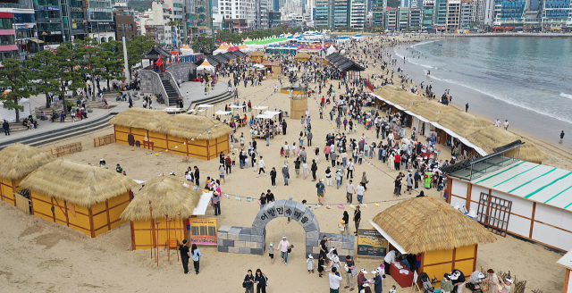 광안리 해변 일대에서 열리는 어방축제 모습. 수영구청 제공