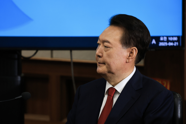 윤석열 전 대통령이 지난달 21일 서울 서초구 서울중앙지법에서 열린 내란 우두머리 혐의 형사재판 2차 공판에 출석해 있다. 연합뉴스