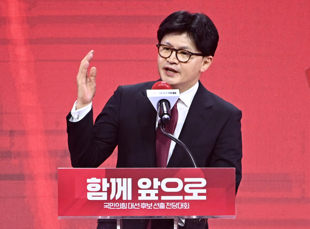 3일 경기 고양시 킨텍스에서 열린 국민의힘 전당대회에서 국민의힘 대선 후보로 김문수 후보가 선출된 가운데 한동훈 후보가 승복 연설을 하고 있다. 연합뉴스